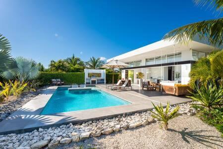 Beachside 2 Bedroom Villa With Pool And Resort Amenities - White Villas - V7 普罗维登西亚莱斯岛 外观 照片